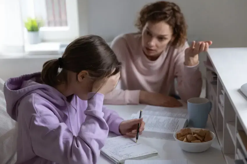 Fraze toxice pe care părinții le spun copiilor înainte de examene