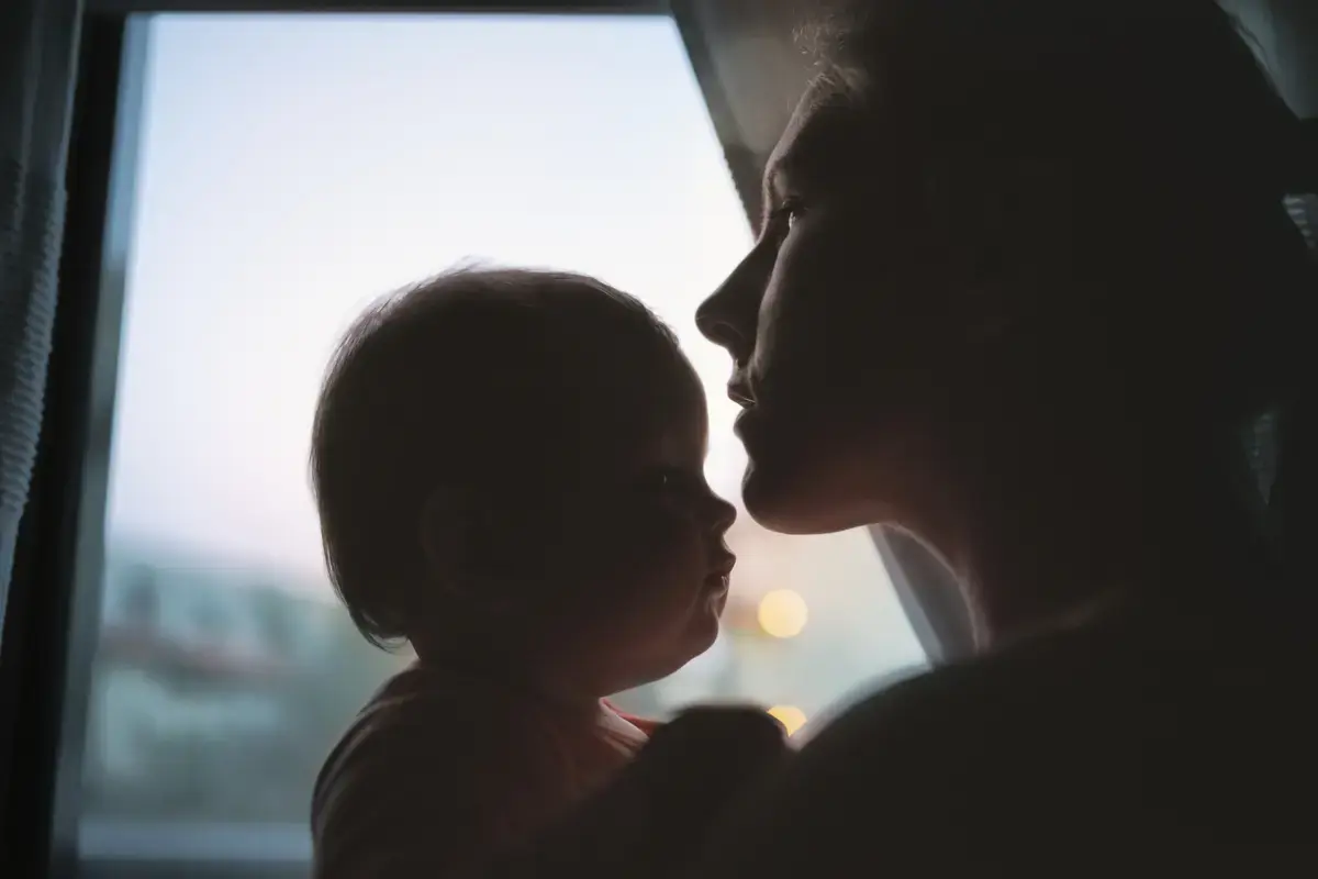 Mamele din România se simt discriminate la locul de muncă și renunță la carieră pentru copii