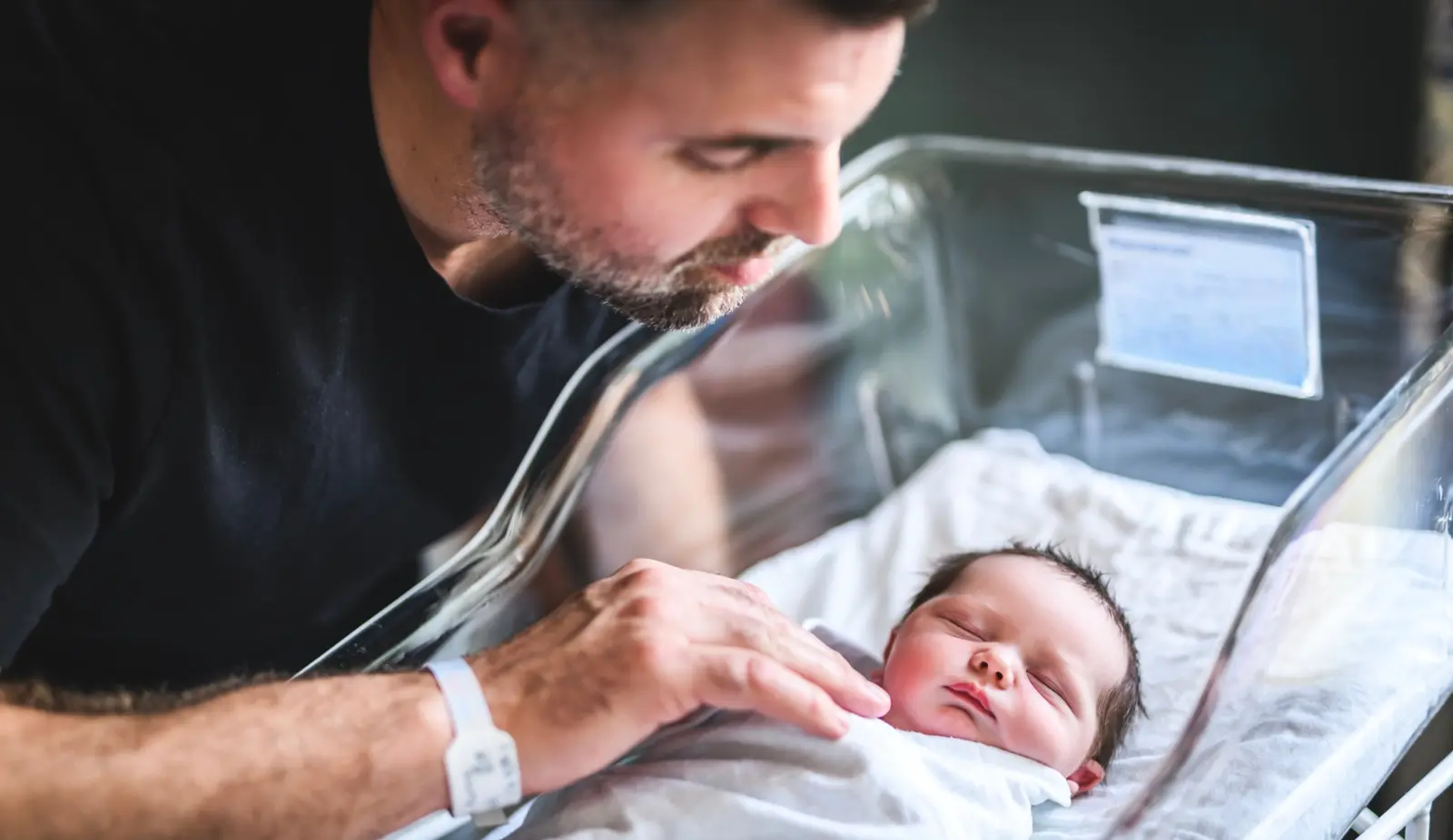 Mama naște în timp ce asistența medicală îi aplaudă pe tatăl — iar internetul se înflămără